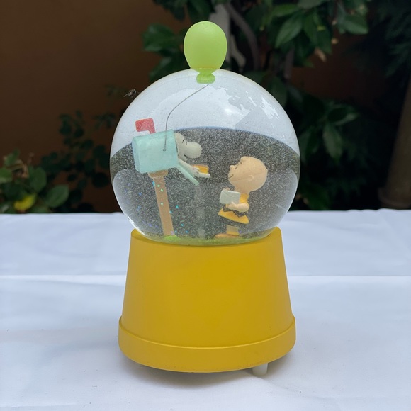 Peanuts Snowglobe - Picture 3 of 3